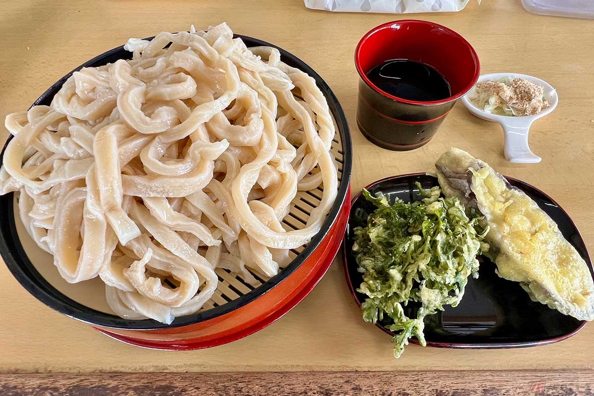 バイクで訪れた「しまや」で注文した「天ぷら付き　もりうどん中盛」。720円でこれほどのボリュームとは!!