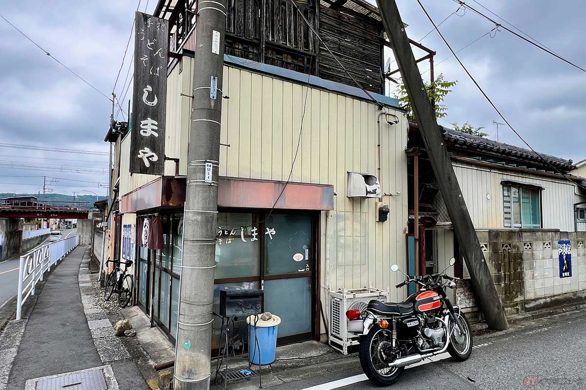 地元の人に愛されていることがすぐに理解できた「しまや」。食後もすぐに地元民らしき客が入ってきた。バイクは店舗裏の駐車場へ移動した