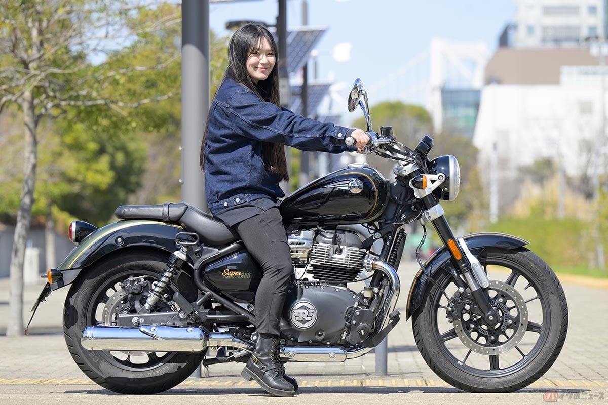 シート高740mmの低くシートも広い設計で、筆者(158cm)でも足つき良好。停車中の安心安定感も◎