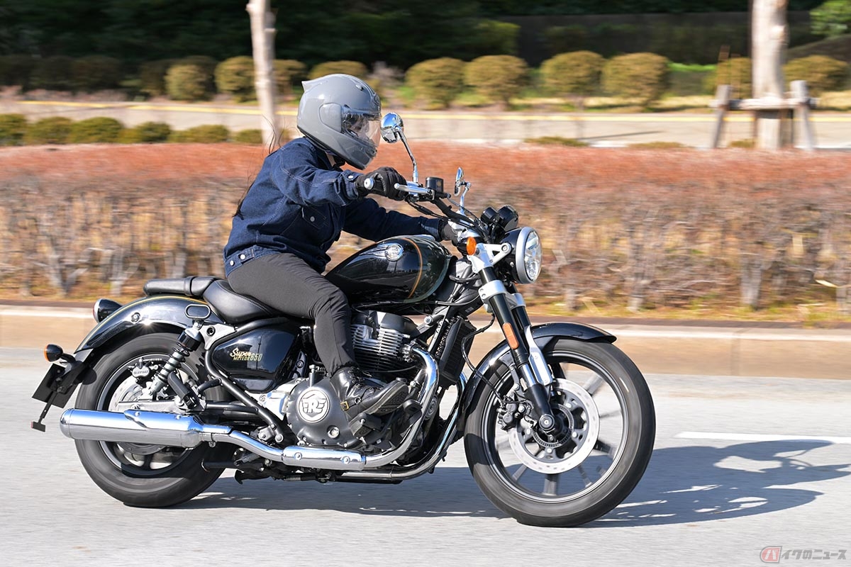 足を前に投げ出すクルーザーポジションは乗り手を緊張させることなく走行を楽しめる。景色と風を味わうのがこのバイクの流儀