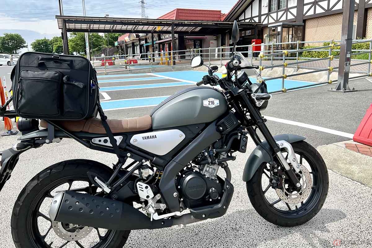 筆者(黒田悟志)の愛車、ヤマハ「XSR155」。外気温が高い際のライディング時は、水分だけでなくミネラルを取ることも大事なため、アイスコーヒーとスポーツドリンクを交互に飲むなど対策するのがベターでしょう