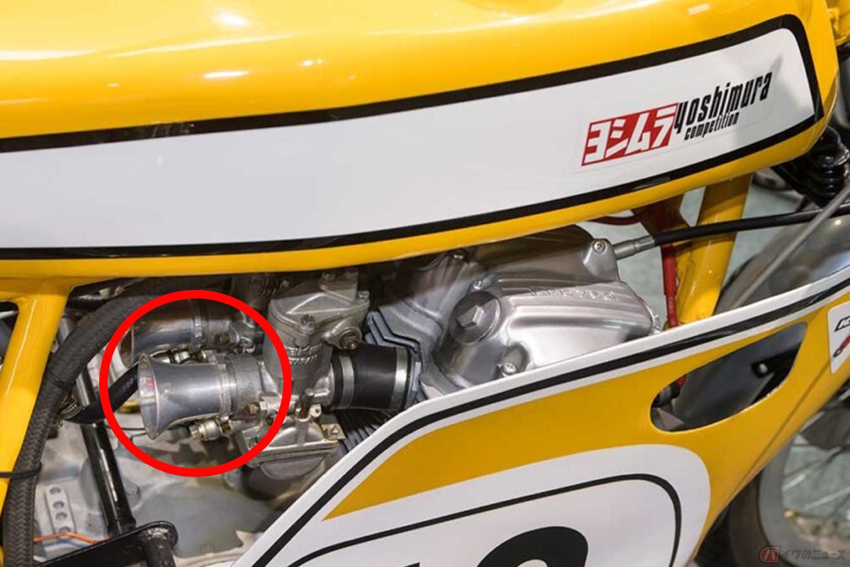 空気の吸入量増加を目的に気化器（キャブレター、インジェクションのスロットルボディ）に装備されるファンネル