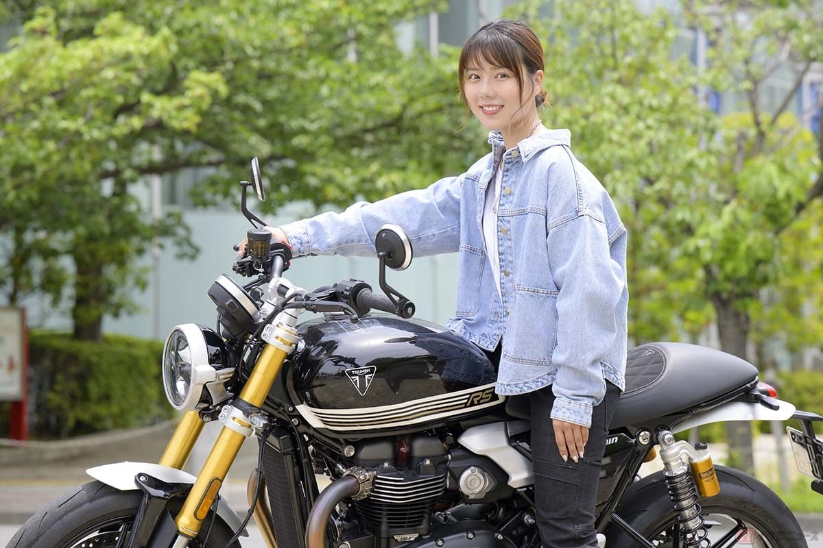 トライアンフ「スピードツイン1200RS」と小野木里奈さん