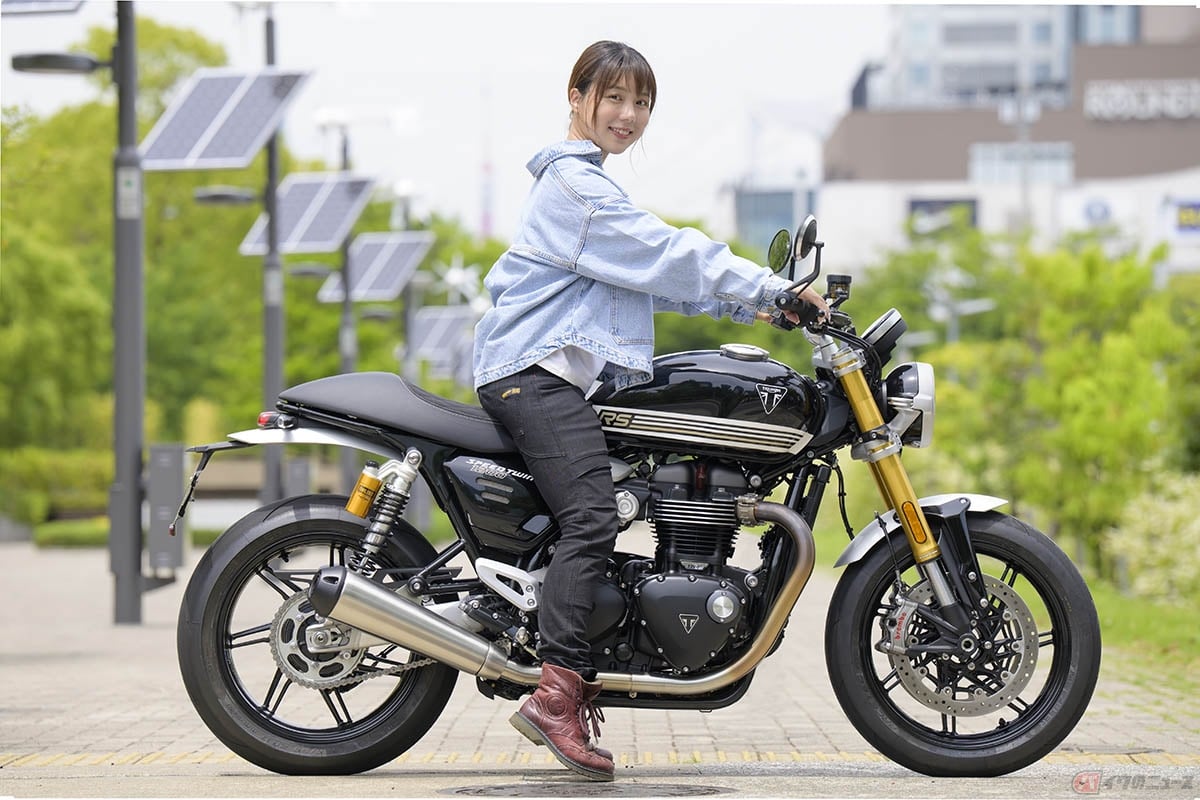 トライアンフ「スピードツイン1200RS」と小野木里奈さん(身長160cm)