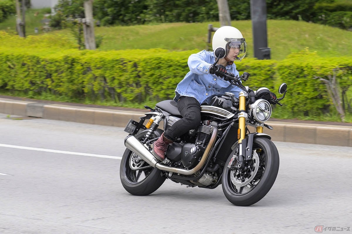 トライアンフ「スピードツイン1200RS」に乗る小野木里奈さん
