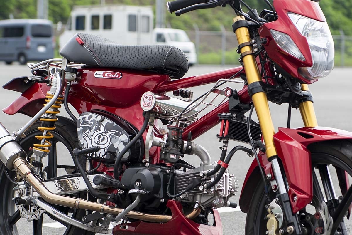 「グロム」や「NS-1」など、ホンダ製の純正パーツを流用してカスタムされた「スーパーカブ」