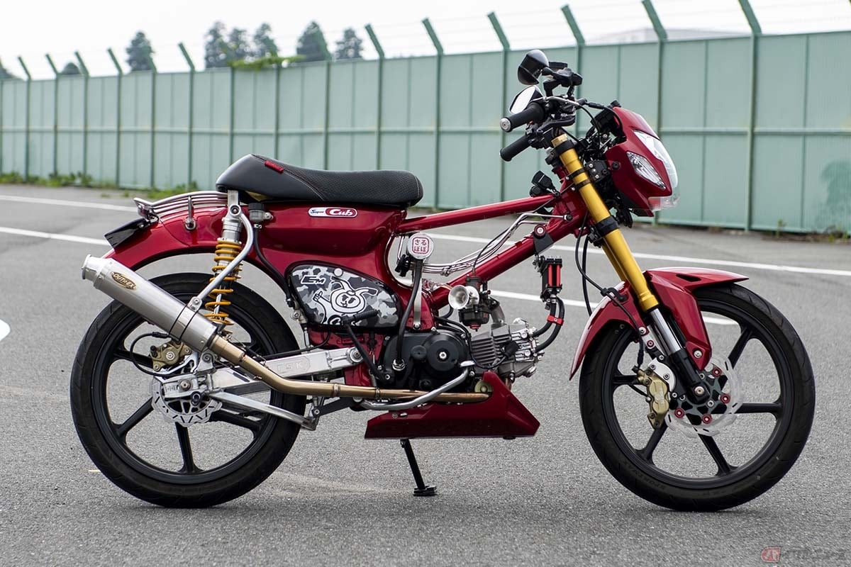 「グロム」や「NS-1」など、ホンダ製の純正パーツを流用してカスタムされた「スーパーカブ」