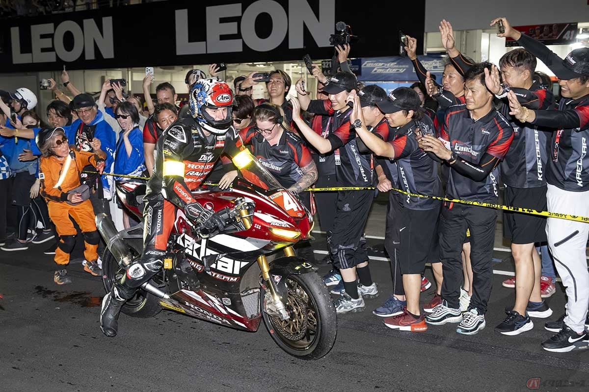 チェッカーを受けたクリス選手を迎えるKaedear-Dafy-RAC41-Hondaのメンバー