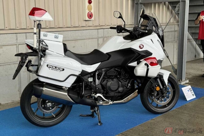 白バイはなぜ白い？かつては「赤バイ」だった!? 警察バイクの知られ