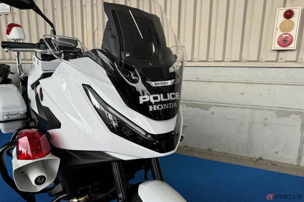 白バイはなぜ白い？かつては「赤バイ」だった!? 警察バイクの知られ