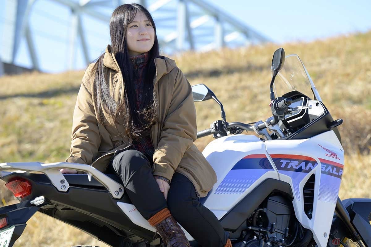 ホンダ「XL750 TRANSALP(XL750トランザルプ)」と筆者(高梨はづき)