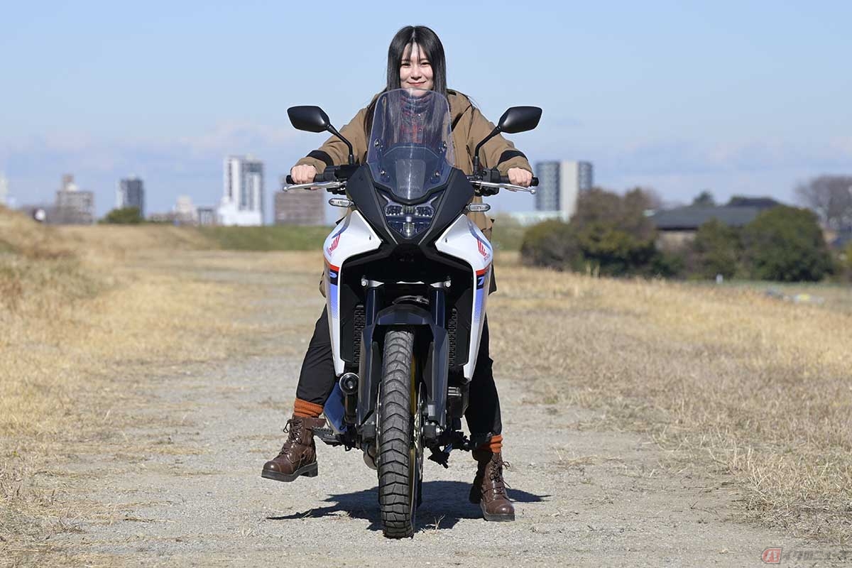 ホンダ「XL750 TRANSALP(XL750トランザルプ)」と筆者(高梨はづき)。足付きシート高850mm。身長158cmの筆者は片足でしっかり接地。工夫すれば高めのシートでも安心できる