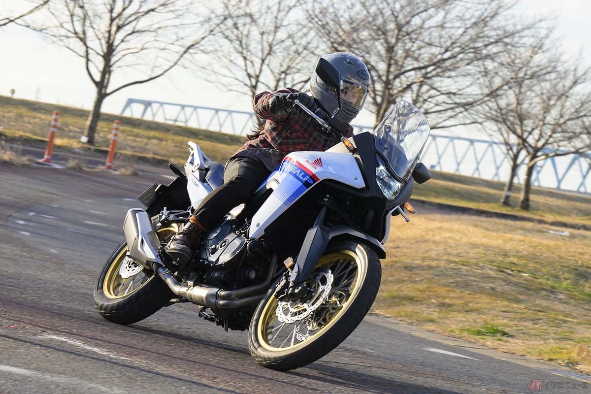 ホンダ「XL750 TRANSALP(XL750トランザルプ)」に乗る筆者(高梨はづき)。フラットで力強い加速で高速道路も余裕の走り。Gravelモードを選択すればオフロード向けの制御に切り替え可能