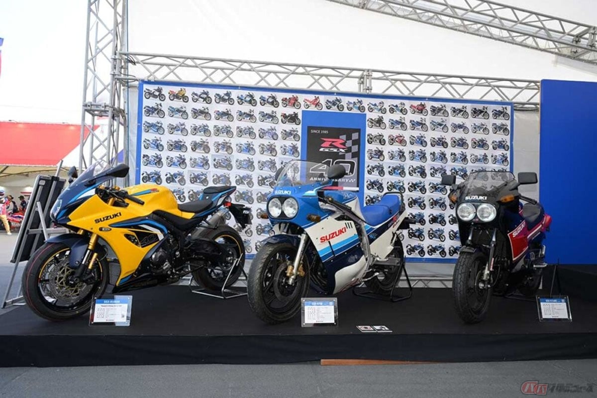 左からスズキ「GSX-R1000R」新型モデル、「GSX-R750」(1985年)、「GSX-R(400)」(1984年)