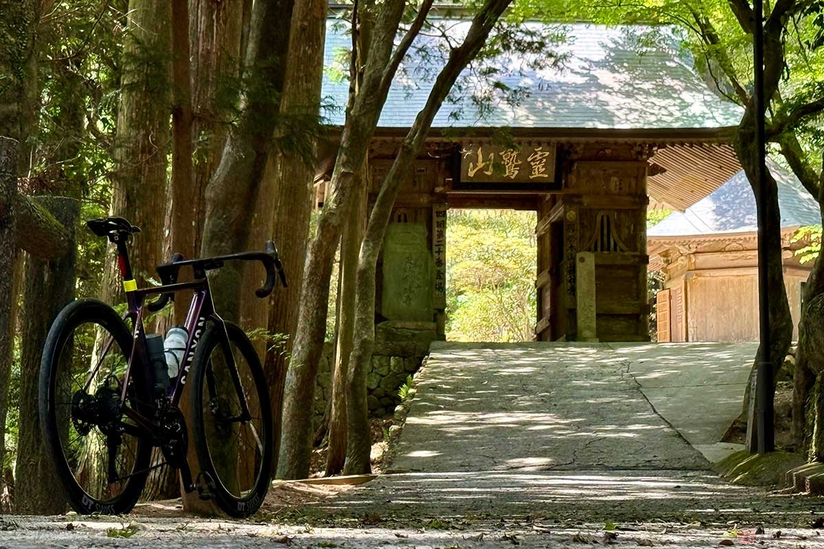 荘厳な雰囲気のある「鶴林寺」の山門