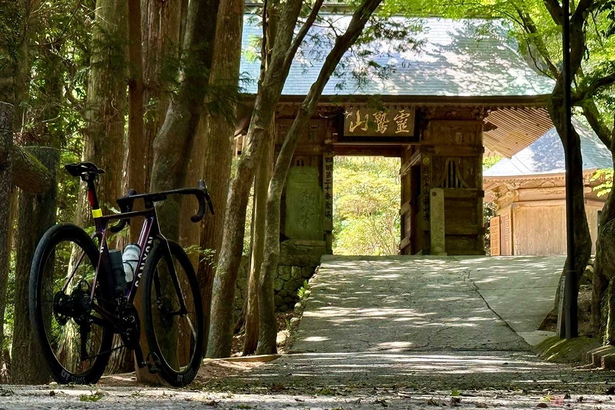 荘厳な雰囲気のある「鶴林寺」の山門