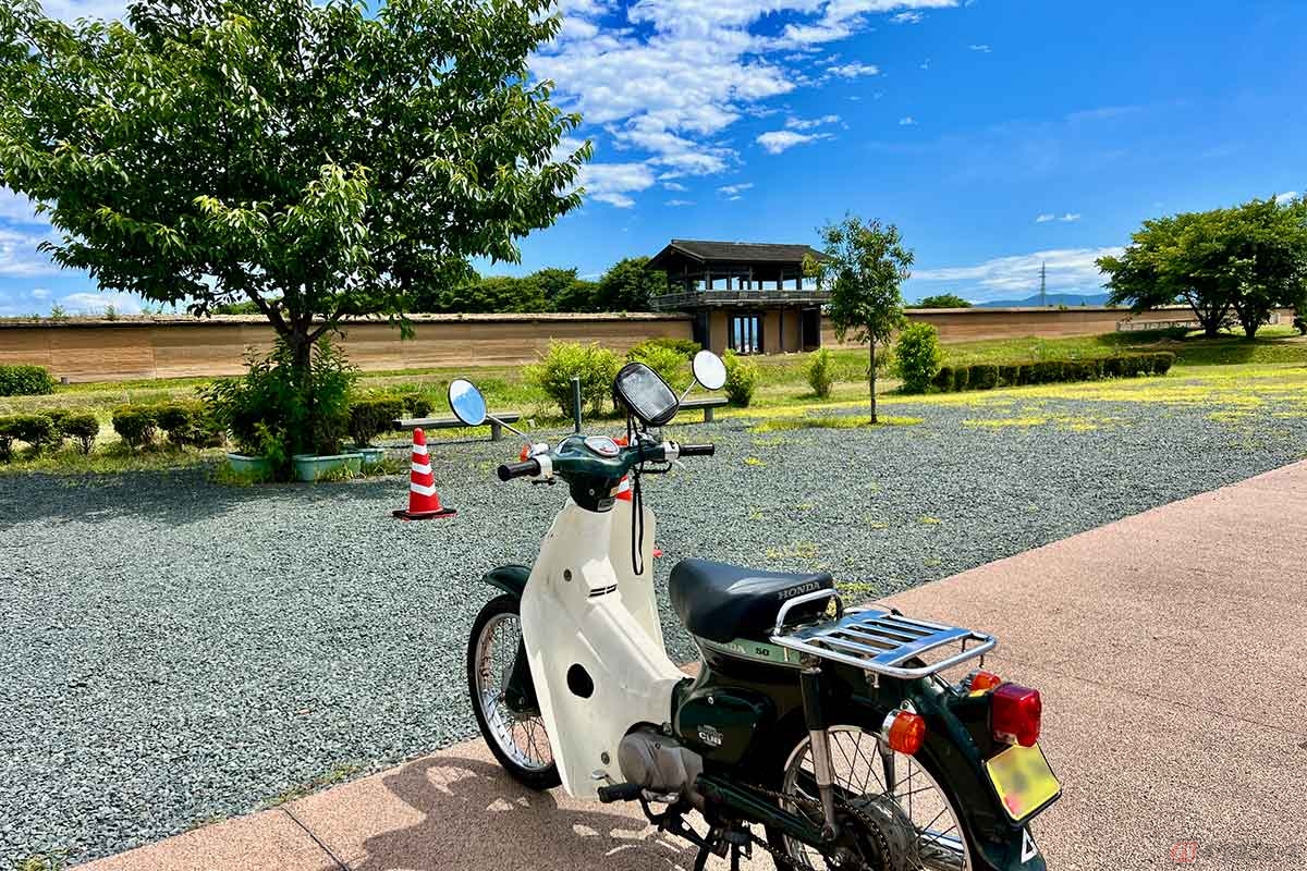 綺麗に整備された「志波城跡」を訪れた。バイクは案内所前の駐車場に停めて散策を開始