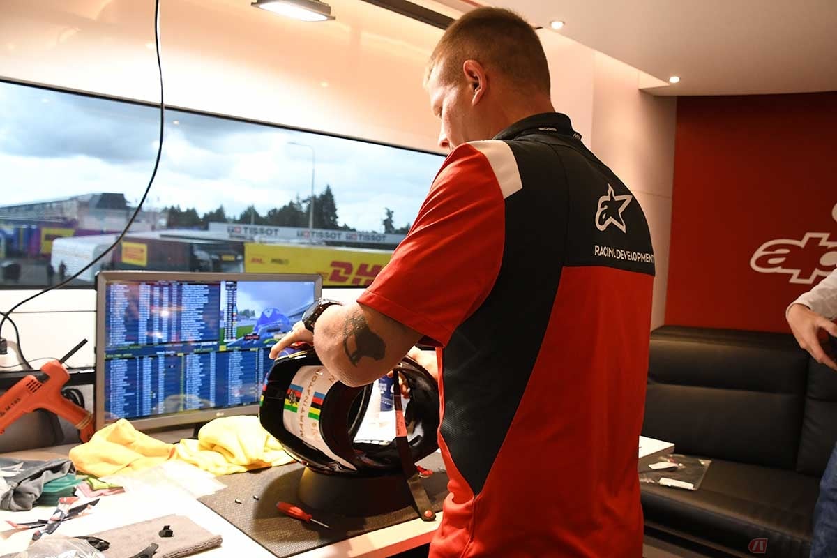 アルパインスターズのレーシングサービスは、サービストラックの2階で行なわれている