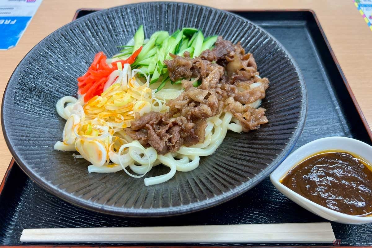 東北道「前沢SA」(上り)で前沢牛を使った「前沢牛じゃじゃ麺」(950円)を実食。赤、緑、白など見た目にも鮮やかで美しく、食欲をそそる牛肉の旨みであっという間に完食
