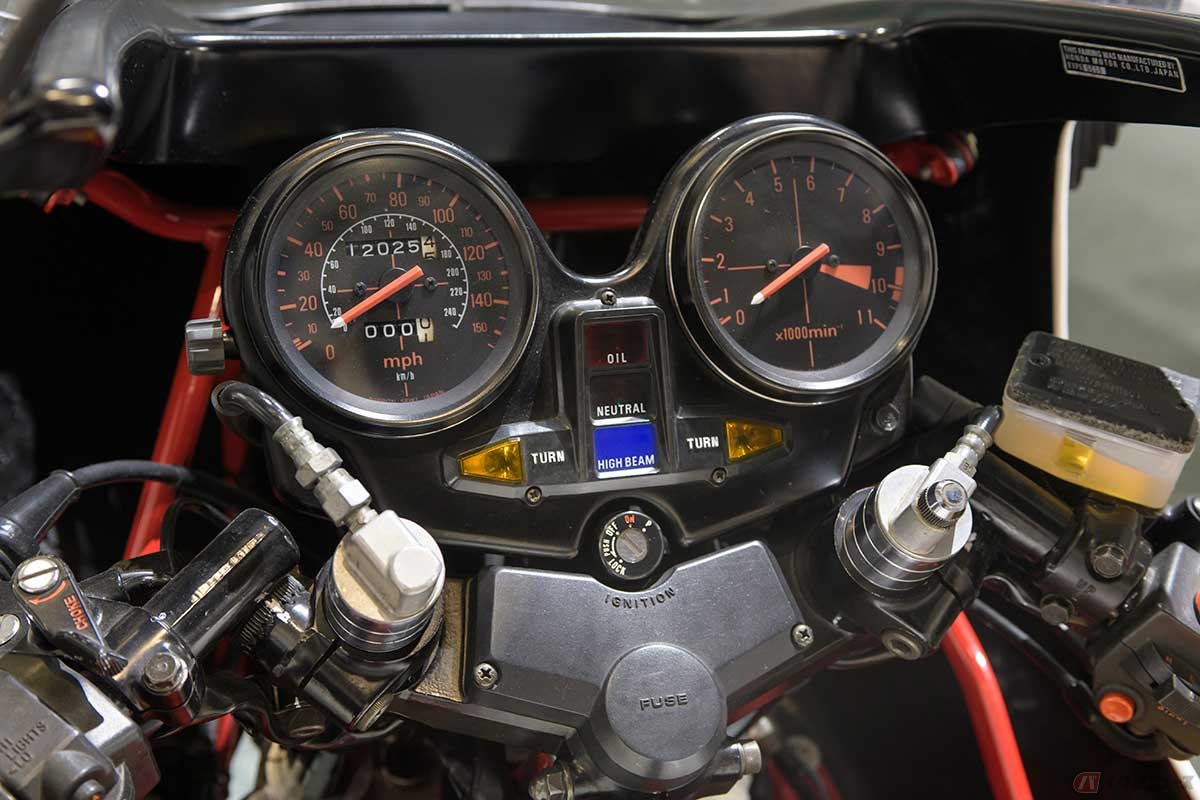 スピードメーターは「mph」と「km／h」の両表示で250km／hまで刻まれている。ハンドルポジションは上下に調整可能