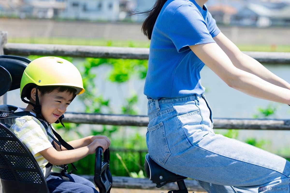 直射日光にさらされる子乗せ自転車。子供のための暑さ対策も大事