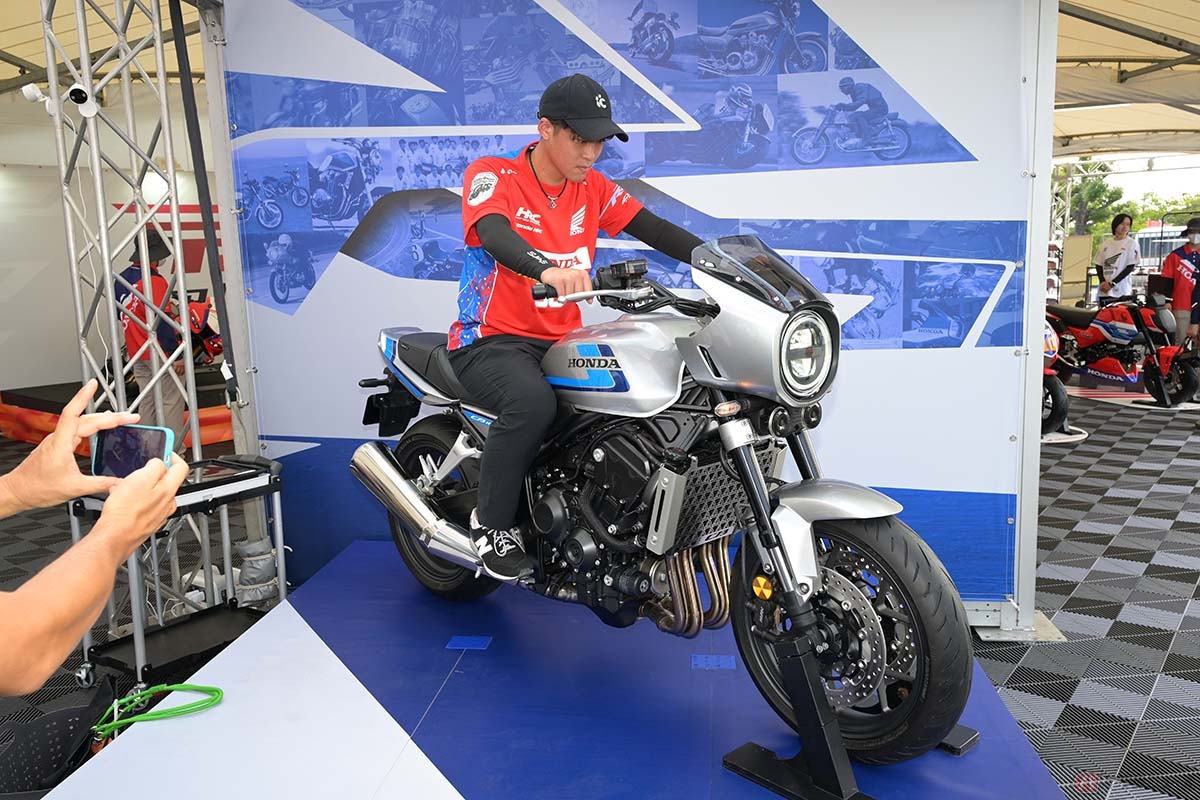  2025年の鈴鹿8耐で世界初公開されたホンダ「CB1000F SEコンセプト」。当日は実際に跨がり、エンジンを始動することも可能でした