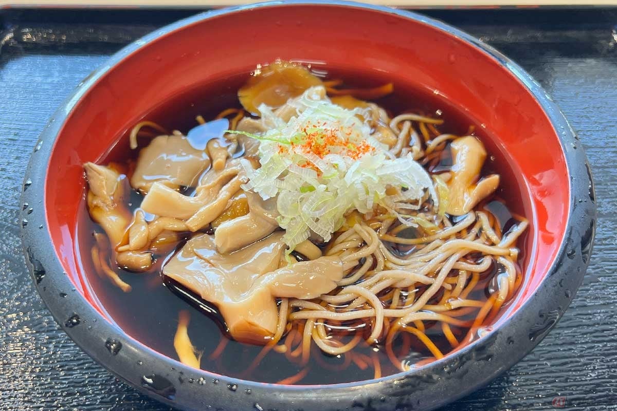 首都高「大黒PA」で見つけた「冷やかけきのこそば」(800円)は、まさに「関東の夏のそば!」といった感じ。濃い色のつゆに冷んやりとした食べ応えのあるきのこと喉越しの良いそばを堪能