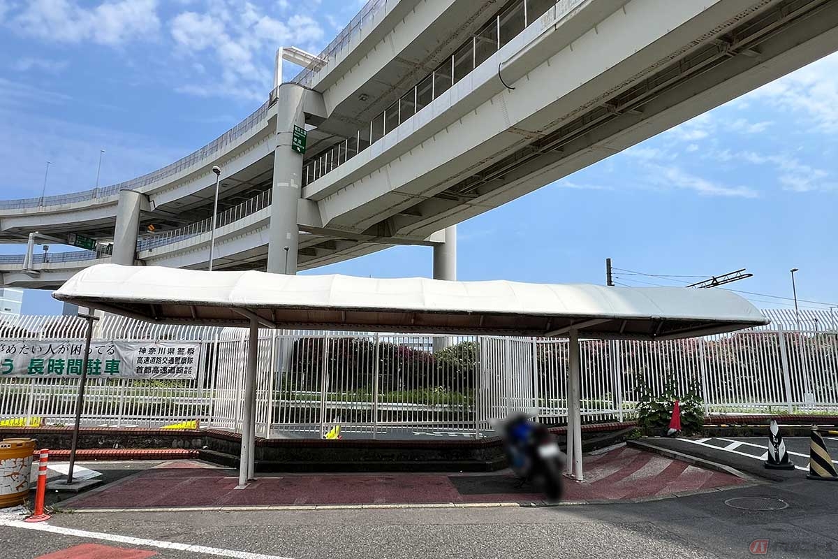 「大黒PA」はよく利用するが、2輪専用の駐車スペースの利便性の悪さはいつも気になるところ。地面が微妙に傾斜しており、ちょっとした段差もあって注意が必要。本館とは反対にあるコンビニ側への追加設置も期待したい