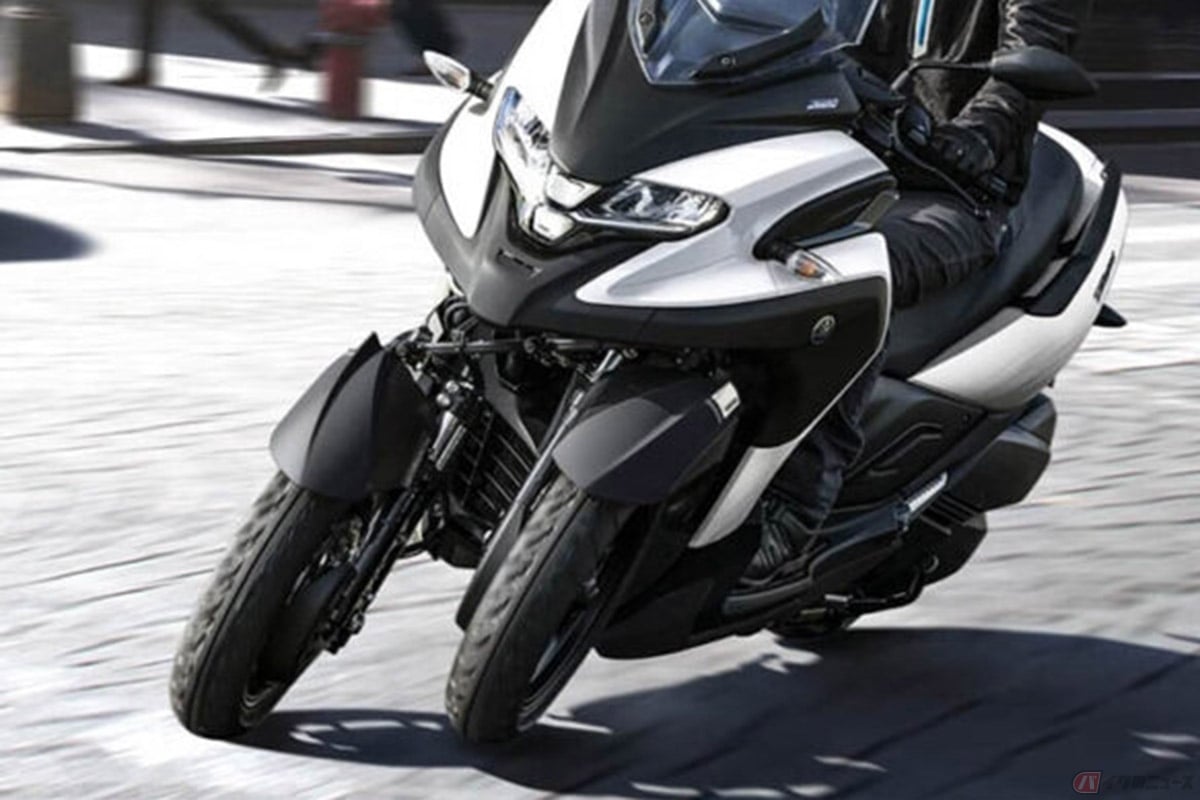 Yamaha Tricity ブラック三輪スクーター 青が足元に映える！ ヤマハの3輪スクーター「トリシティ155」に