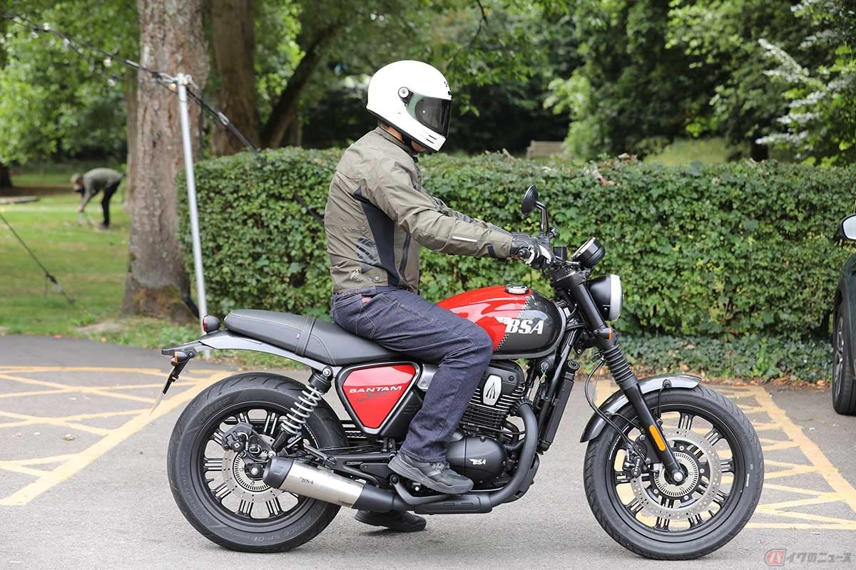 シート高は800mmとやや高めだが、両足を下ろして両カカトが少し浮く程度の足つき。ポジションも自然だ。「バンタム350/ファイアクラッカーレッド」