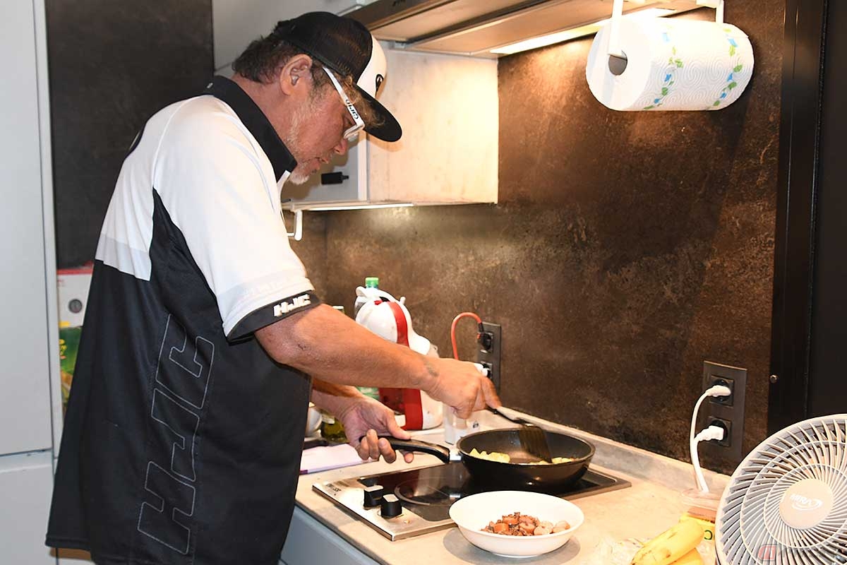 2025年シーズンMotoGP第13戦オーストリアGPでの木曜日の夕食は……「マルちゃん焼そば」!