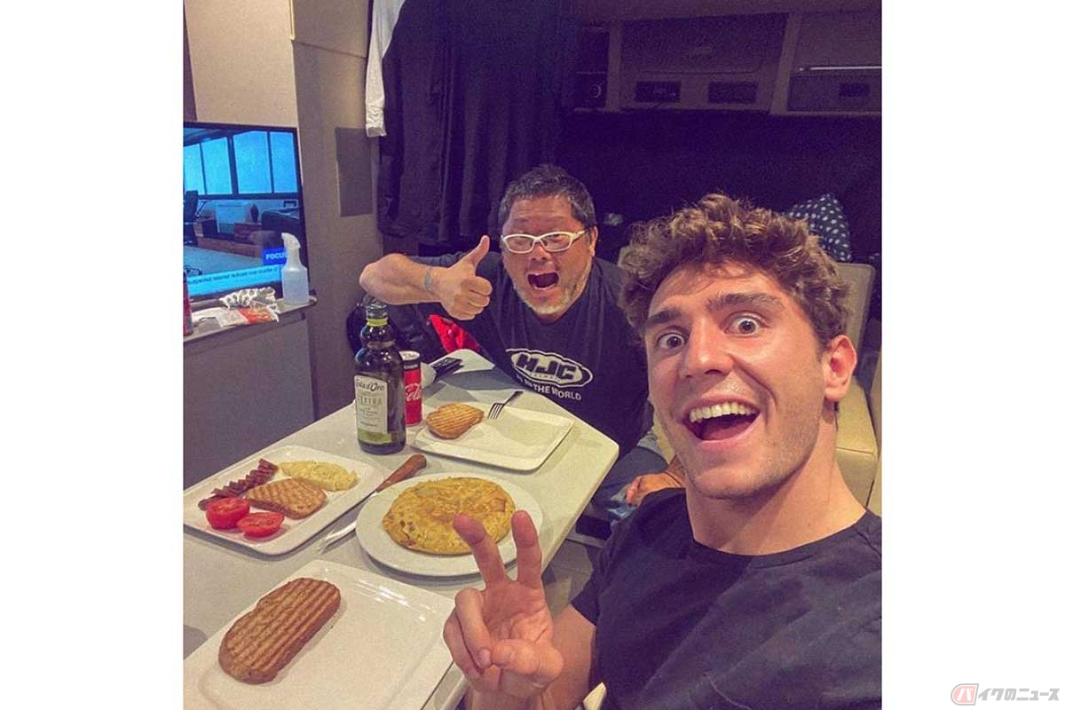 2020年のコロナ禍はパドックから出るのも大変だった時期。アレナスと食卓を囲んでいた