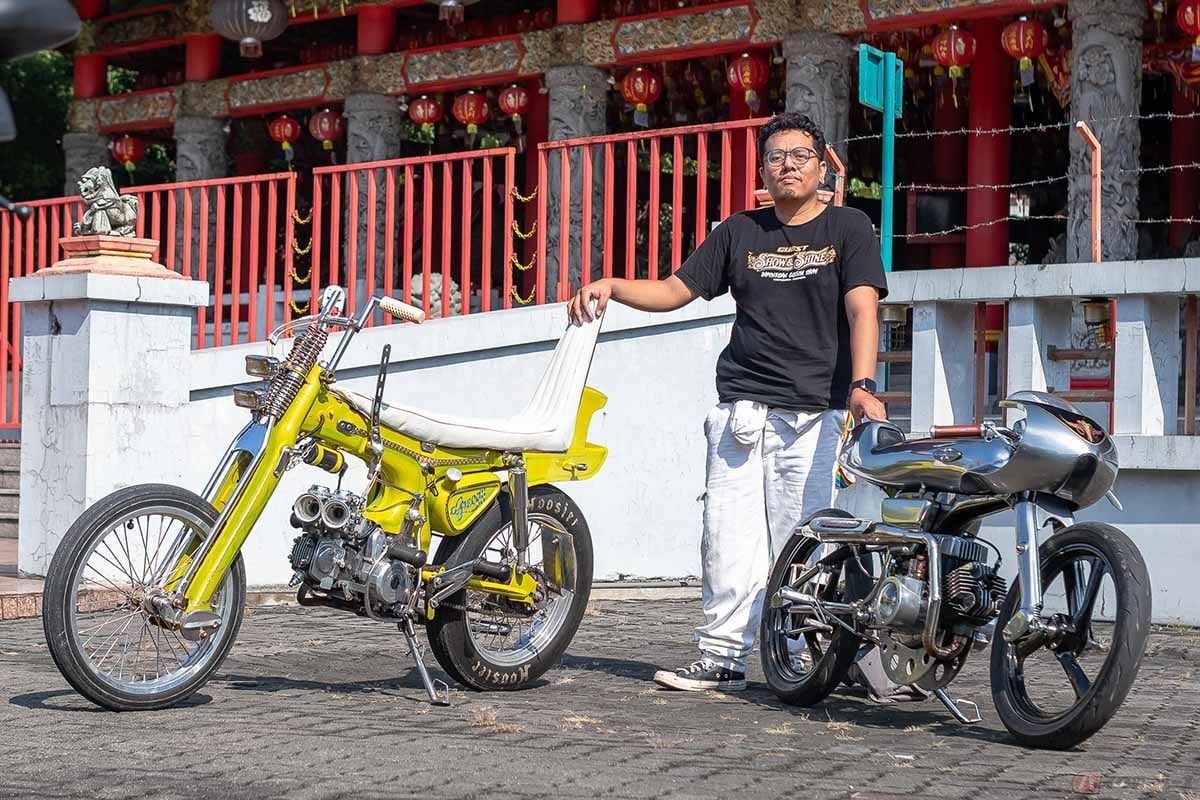ホンダ「ベンリィS90」をベースにしたカスタム(左)とスズキ「A100」ベースのカスタム(右)を手掛けたデザインスタジオ「raxe97ninetyseven」のカスタムデザイナー、ラディティさん