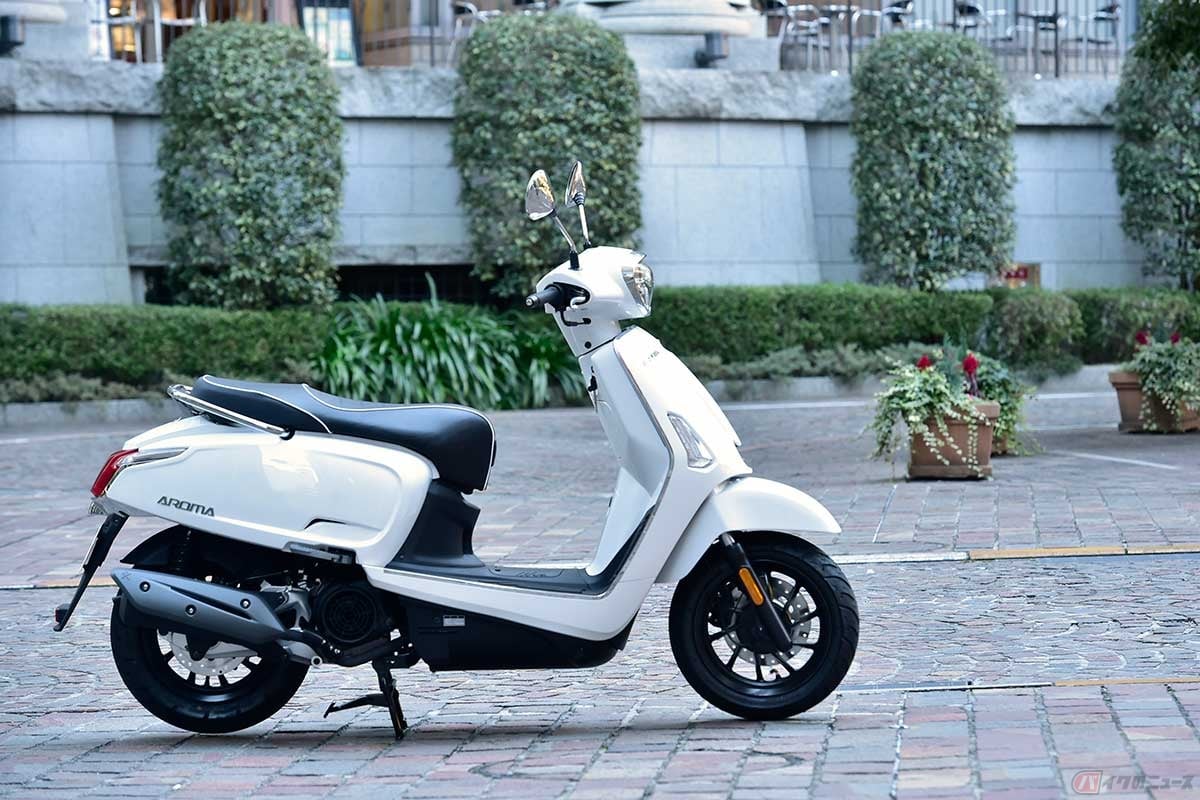 イタリアでは「LIKE(ライク)」のモデル名で投入されている「AROMA 150(アローマ150)」は、日本ではトップケースを標準装備する特別仕様が販売されている