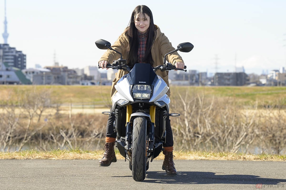 スズキ「KATANA」に跨る筆者(高梨はづき)。シート高820mm。身長158cmの筆者でも片側つま先で支えられ、車重215kgもグイッと起こせば安定