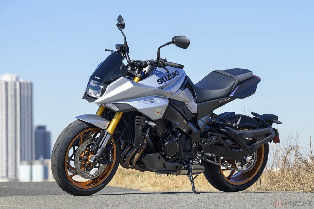 バイク女子が挑む伝説の名車!! スズキ「KATANA」の鋭い切れ味に「怖い