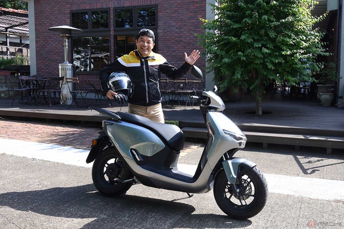 ホンダの電動原付二種スクーター、「CUV e:(シーユーブイ イー) 」と筆者(近藤スパ太郎)