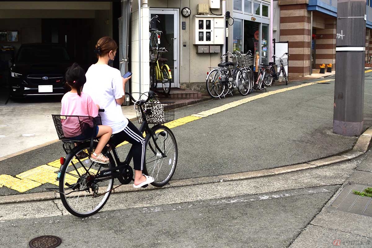 2024年11月1日の道路交通法改正により自転車運転中の「ながらスマホ」が禁止、罰則が整備されている