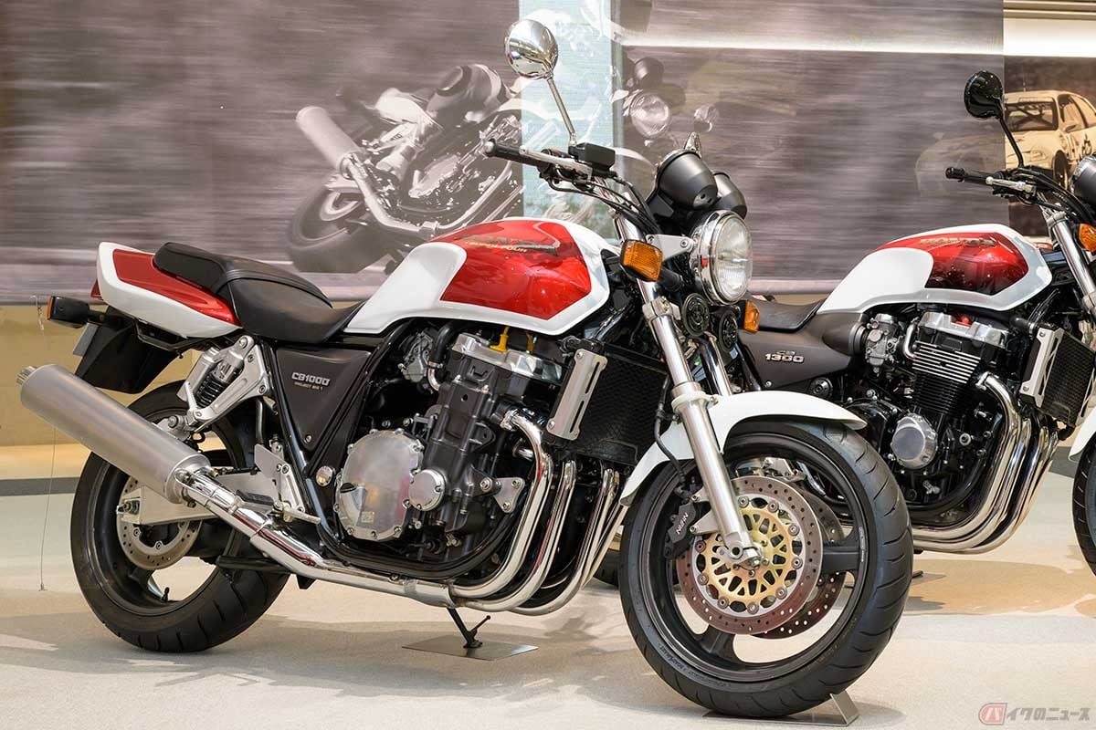 ホンダの大型ネイキッドスポーツ「CB1000 SUPER FOUR」(1992年型/写真手前)は、30年以上続いた「プロジェクトBIG-1」の初代モデル
