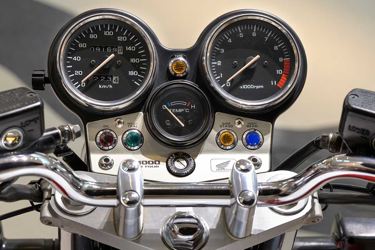 コックピットは中央に水温計をレイアウトした3眼タイプ。スピードメーターとタコメーターにはステンレスリングを装着