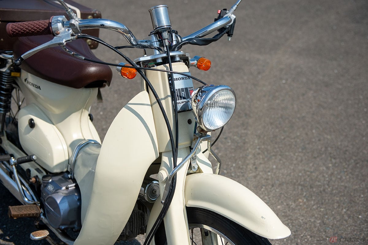 ホンダ「スーパーカブ70デラックス」をベースにしたカスタムバイク。おはありカブミーティングを主催するテツさんの愛車です