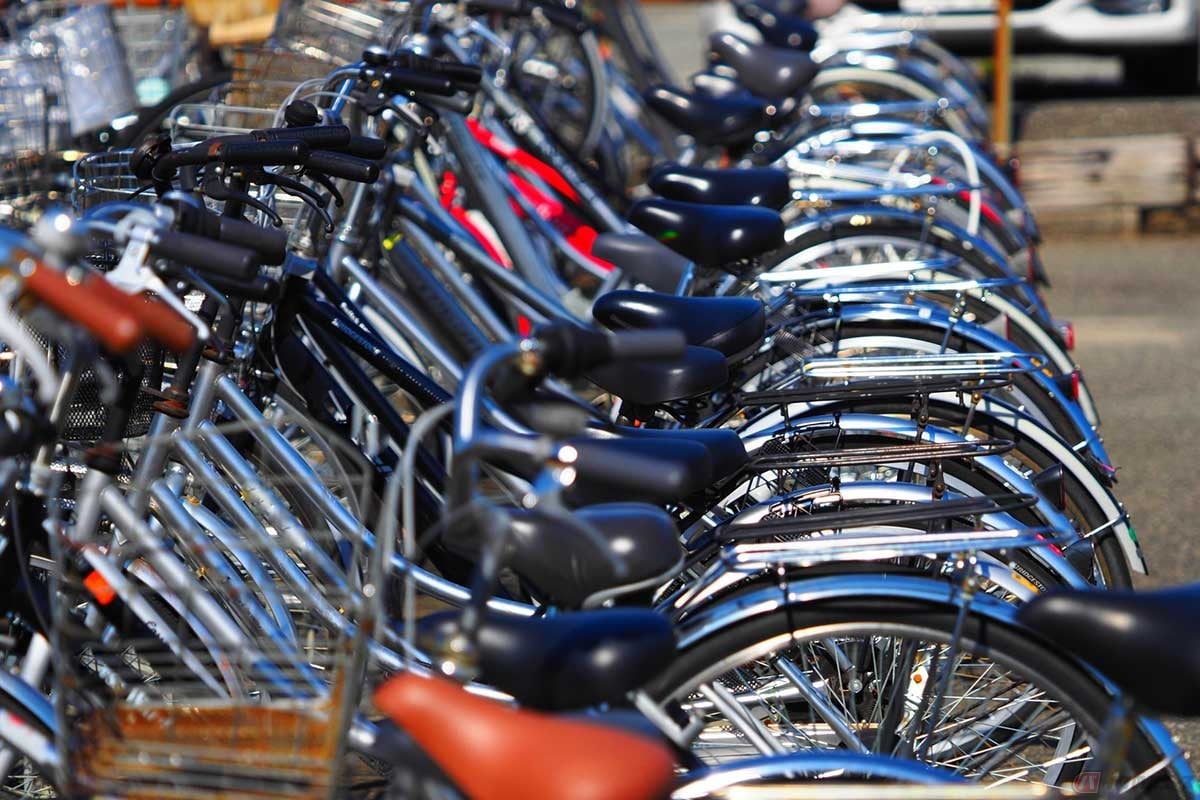 夏の炎天下にさらされる自転車には、触れる部分が高温になる「熱さ」対策も必要