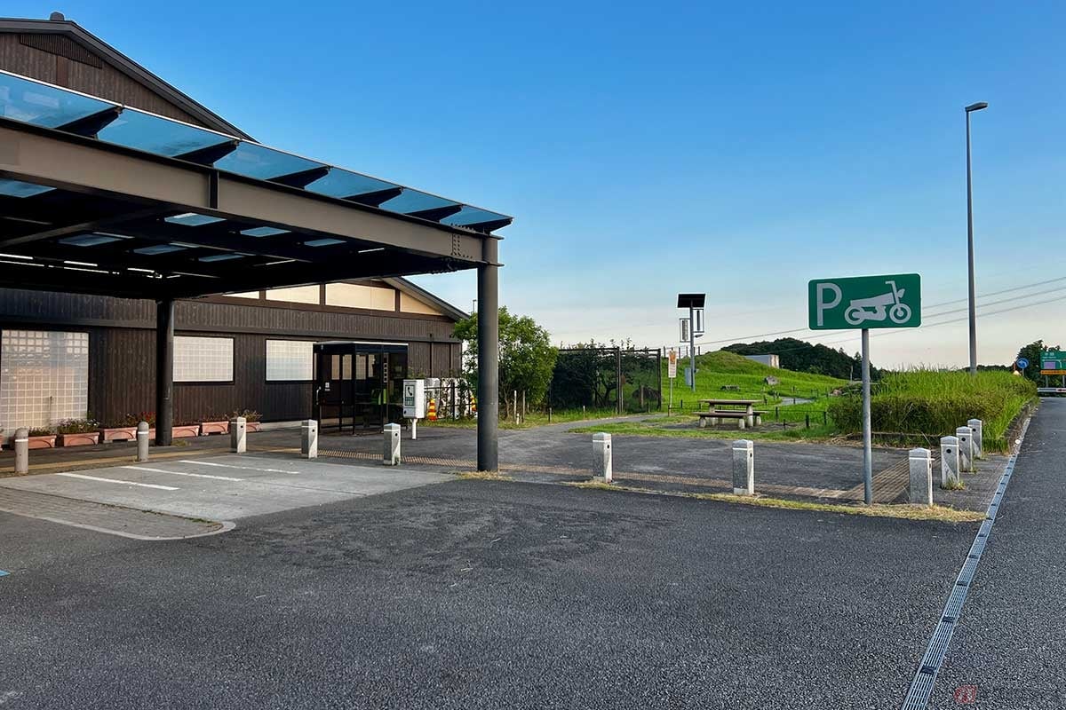 施設は小規模ながら広々として休憩に最適。2輪専用の駐車スペースはトイレに近い屋根下にあって便利