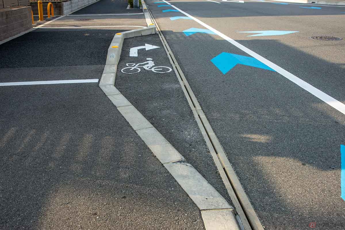 「二段階右折」する自転車のための待機所。自転車や特定小型原付に該当する車両は、すべての交差点において「二段階右折」になる