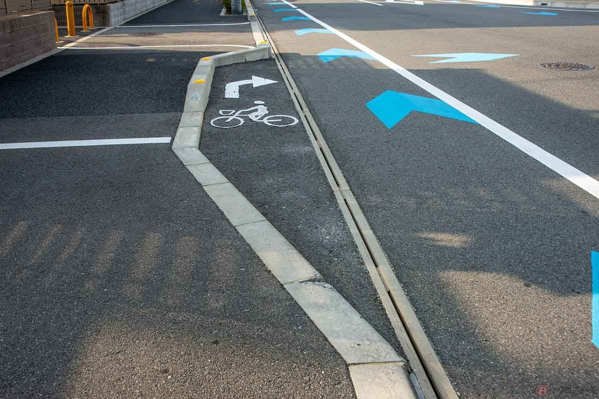 「二段階右折」する自転車のための待機所。自転車や特定小型原付に該当する車両は、すべての交差点において「二段階右折」になる