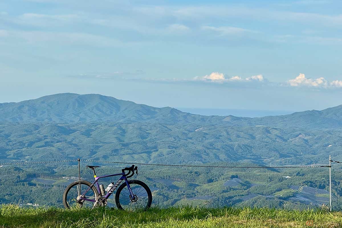 360度の大パノラマが広がる折爪岳山頂