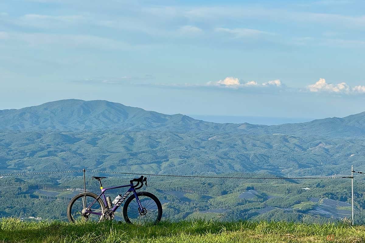 360度の大パノラマが広がる折爪岳山頂