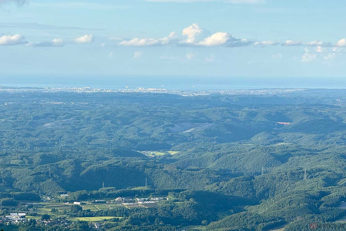 折爪岳展望台から望む、八戸市街地と太平洋