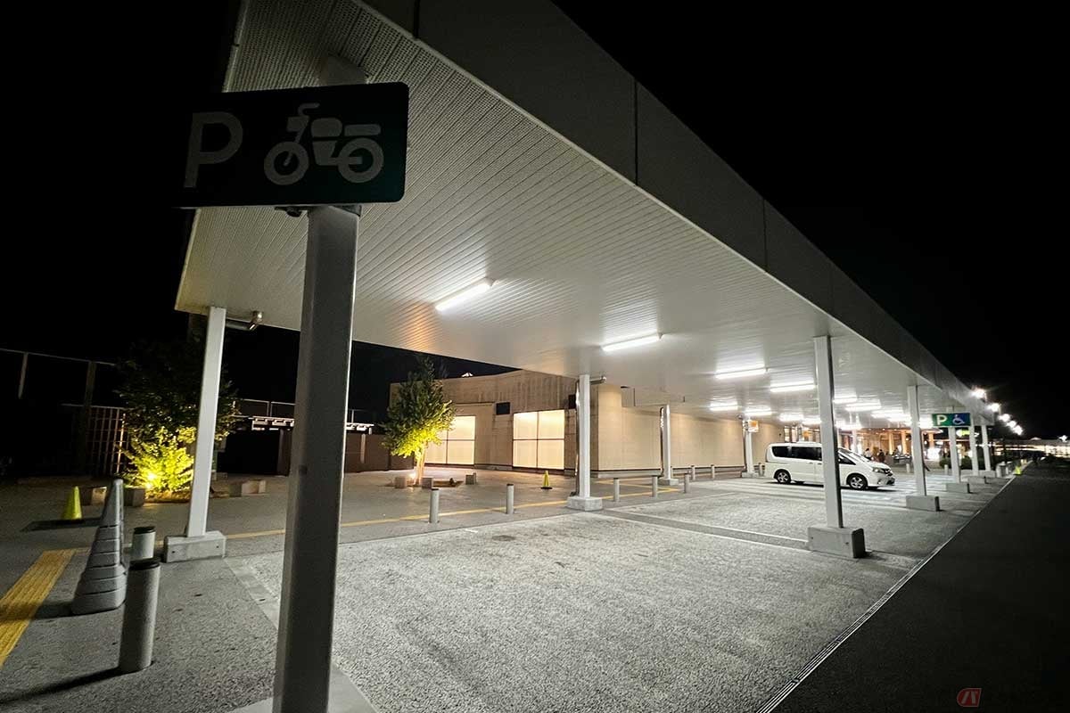 大型施設だけに、屋根付きの2輪専用駐車スペースもかなりの広さ