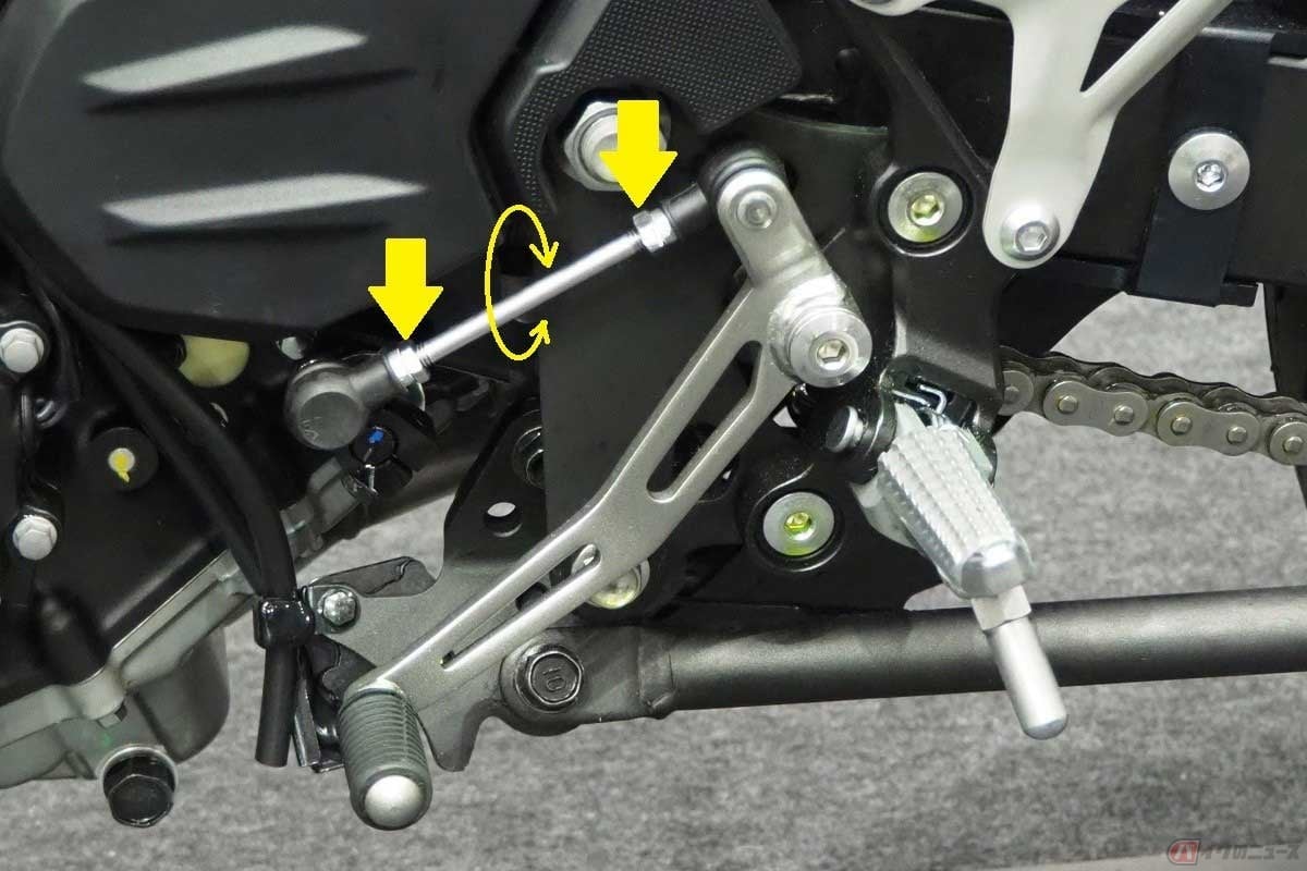 ロックナットを緩めて(画像の車両は左側が“逆ナット”)、リンクシャフトを回せばシフトペダルの高さが変わる